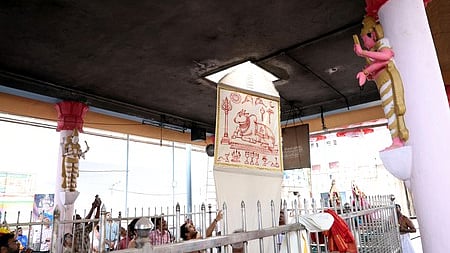 மதுரை இம்மையிலும் நன்மை தருவாா் கோயிலில் சனிக்கிழமை நடைபெற்ற மாசிப் பெருந்திருவிழா கொடியேற்றம். 