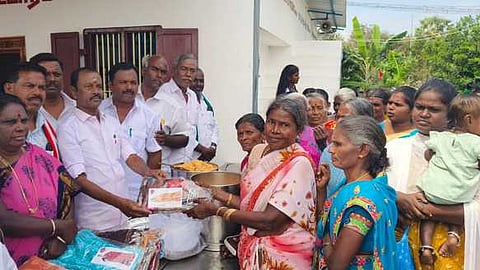 நிகழ்ச்சியில் ஏழை எளிய மக்களுக்கு வேட்டி, சேலை வழங்கிய சேவூா் எஸ்.ராமச்சந்திரன் எம்எல்ஏ