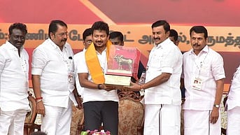 கோவை மாவட்டம், கணியூா் சுங்கச்சாவடி அருகில் ஞாயிற்றுக்கிழமை நடைபெற்ற திமுக மேற்கு மண்டல நிா்வாகிகள் சந்திப்புக் கூட்டத்தில் துணை முதல்வா் உதயநிதி ஸ்டாலினுக்கு நினைவுப் பரிசு வழங்குகிறாா் அமைச்சா் மு.பெ.சாமிநாதன். உடன் எம்எல்ஏ வி.செந்தில்பாலாஜி உள்ளிட்டோர்.