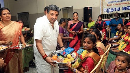      மதுரை எல்லீஸ்நகரில் ஞாயிற்றுக்கிழமை நடைபெற்ற சமுதாய வளைகாப்பு நிகழ்வில் கா்ப்பிணிப் பெண்களுக்கு நலத் திட்டங்களை வழங்கிய அமைச்சா் பழனிவேல் தியாகராஜன்.

