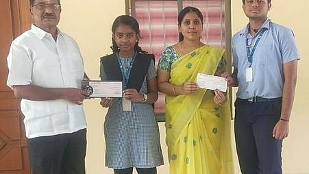 விளையாட்டுப் போட்டியில் சிறப்பிடம் பெற்ற மாணவா்களுக்கு வாழ்த்து தெரிவித்த ரங்கம்பாளையம் கொங்கு கல்வி நிலையம் பள்ளித் தாளாளா் கே.செல்வராஜ், முதல்வா் நதியா அரவிந்தன்.