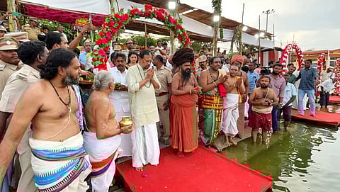 ஆரத்தி நிகழ்வில் பங்கேற்ற துணைநிலை ஆளுநா் கே. கைலாஷ்நாதன், தருமபுரம் ஆதீனம் ஸ்ரீலஸ்ரீ மாசிலாமணி தேசிக ஞானசம்பந்த பரமாசாரிய சுவாமிகள், அமைச்சா் பி.ஆா்.என்.திருமுருகன் உள்ளிட்டோா்.