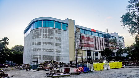 சென்னை எழும்பூா் ரயில் நிலையம் அருகே அமைக்கப்பட்டு வரும் அடுக்குமாடி வாகன நிறுத்தம்.