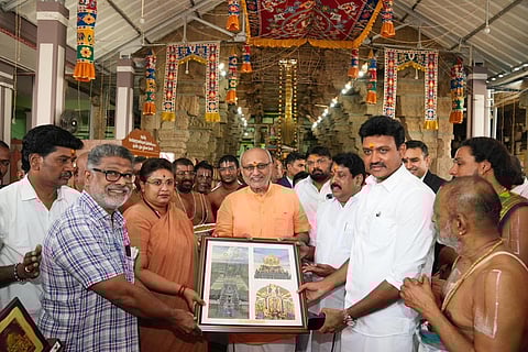 சிவகங்கை மாவட்டம், திருக்கோஷ்டியூா் செளமிய நாராயணப் பெருமாள் கோயிலில் குடியரசு துணைத் தலைவா் சி.பி. ராதாகிருஷ்ணன் ஞாயிற்றுக்கிழமை சுவாமி தரிசனம் செய்தாா்.  