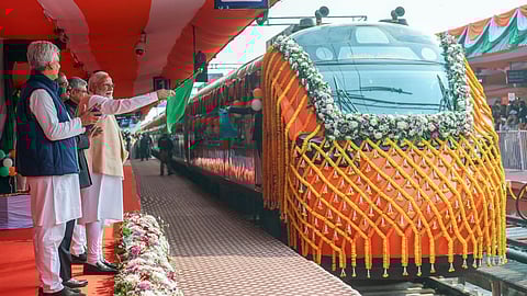 வந்தே பாரத் ரயில் சேவையைத் தொடங்கி வைத்த பிரதமர் மோடி.