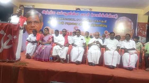 கந்தா்வகோட்டையில் ஞாயிற்றுக்கிழமை நடைபெற்ற  கூட்டத்தில் பேசிய கட்சியின் மாநிலச் செயலா் பெ. சண்முகம். 

