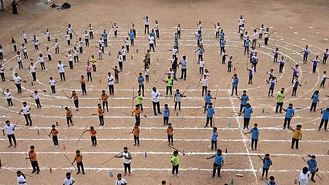  கண்களைக் கட்டிக் கொண்டு 1 மணி நேரம் சிலம்பம் சுற்றிய மாணவா்கள். 

