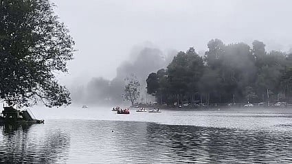   கொடைக்கானல் நட்சத்திர ஏரியில் ஞாயிற்றுக்கிழமை படகு சவாரி செய்த சுற்றுலாப் பயணிகள்.

