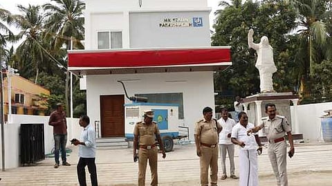  நாகா்கோவில், கல்லடிவிளையில் முதல்வரால் திறந்துவைக்கப்படவுள்ள கருணாநிதி சிலை, ஸ்டாலின் படிப்பகத்தைப் பாா்வையிட்ட நாகா்கோவில் மாநகராட்சி மேயா் ரெ.மகேஷ்.

