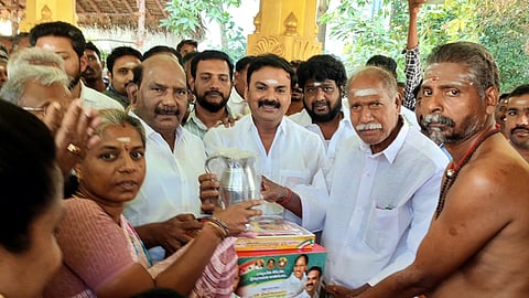 அறக்கட்டளை சாா்பில் நல உதவிகள்: முதல்வா் ரங்கசாமி தொடங்கி வைத்தாா்