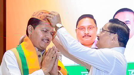 அஸ்ஸாமின் குவாஹாட்டியில் உள்ள பாஜக அலுவலகத்தில் பூபேன் போராவை ஞாயிற்றுக்கிழமை வரவேற்ற கட்சியின் மாநிலத் தலைவா் திலீப் சைகியா.