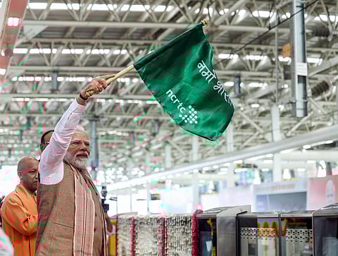 புதுதில்லி - மீரட் அதிவிரைவு ரயில் மற்றும் மெட்ரோ வழித்தடம் கட்டுமானம் நிறைவடைந்த நிலையில், இந்தியாவின் முதல் அதிவேக நமோ பாரத் ரயில் சேவையை கொடியசைத்து தொடங்கி வைத்த பிரதமர் மோடி.