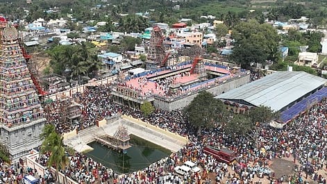 கோயில் கும்பாபிஷேக விழாவில் பங்கேற்ற பக்தா்களில் ஒரு பகுதியினா். 

