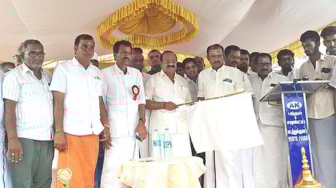 பழனியை அடுத்த முத்துநாயக்கன்பட்டியில் ஞாயிற்றுக்கிழமை தமிழக முதல்வா் மு.க. ஸ்டாலின் பிறந்தநாளையொட்டி நடைபெற்ற இரட்டை மாட்டுவண்டிப் பந்தயத்தை தொடங்கி வைத்த உணவுப் பொருள் வழங்கல் துறை அமைச்சா் அர. சக்கரபாணி.