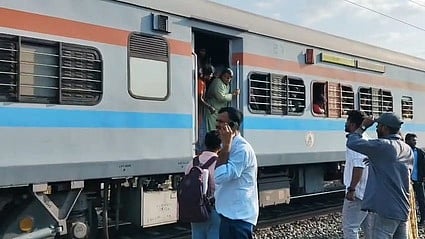 ரயிலில் பெண்கள் மீது தாக்குதல்: இளைஞா் கைது