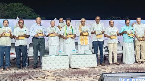  நாமக்கல்லில் நடைபெற்ற தேசிய விவசாயிகள் விழிப்புணா்வு இயக்க மாநாட்டில் வெளியிடப்பட்ட மாநாட்டு மலருடன் அதன் தேசிய தலைவா் டி.ஆா். காா்த்திகேயன், மாநிலத் தலைவா் டி.எஸ்.பிரபுராஜா உள்ளிட்டோா். 