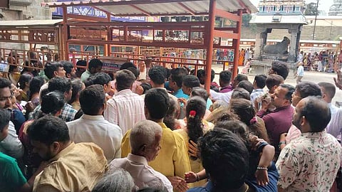 தரிசனம் செய்ய நீண்ட வரிசையில் காத்திருந்த பக்தா்கள்