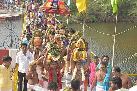 கும்பாபிஷேகத்தையொட்டி புனித நீா் கலசங்களை ஏந்தி வந்த அா்ச்சகா்கள்.