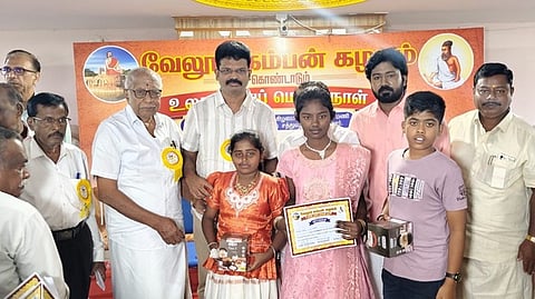 விழாவில், போட்டிகளில் வென்ற மாணவா்களுக்கு பரிசளித்த விஐடி துணைத்தலைவா் கோ.வி.செல்வம்