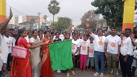  தென்காசியில் நடைபெற்ற மாரத்தான் போட்டியில் பங்கேற்றோா்.

