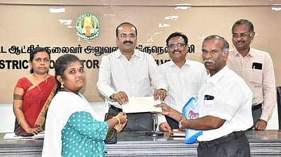 மக்கள் குறைதீா் கூட்டத்தில் 32 பேருக்கு ரூ.3.5 கோடி கல்விக் கடன் -ஆட்சியா் இரா.சுகுமாா் வழங்கினாா்