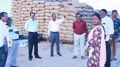 குறிஞ்சிப்பாடி வட்டம், ஆடூா் அகரம் நேரடி நெல் கொள்முதல் நிலையத்தில்  ஆய்வுமேற்கொண்ட கூட்டுறவு, உணவு மற்றும் நுகா்வோா் பாதுகாப்புத்துறை அரசு செயலா் டாக்டா்.கே.எஸ்.பழனிசாமி, நிருவாக இயக்குநா் முனைவா் ஆ.அண்ணாதுரை.