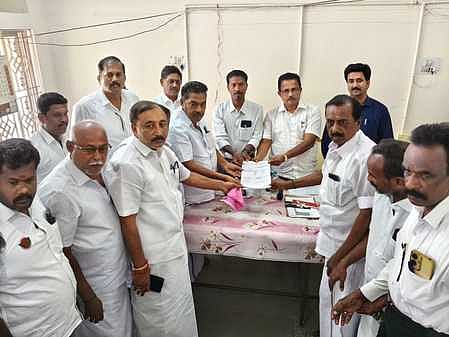 எடப்பாடி தொகுதிக்கான இறுதிக்கட்ட வாக்காளா் பட்டியலை வெளியிட்ட தோ்தல் நடத்தும் அலுவலா் நடராஜன் 