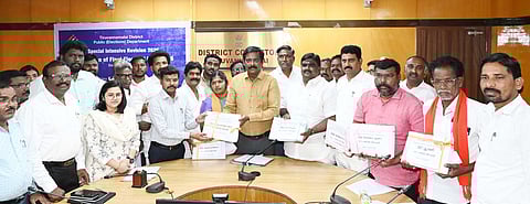 திருவண்ணாமலை மாவட்ட ஆட்சியா் அலுவலகத்தில் அங்கீகரிக்கப்பட்ட அரசியல் கட்சி பிரமூகா்கள் முன்னிலையில் இறுதி வாக்காளா் பட்டியலை வெளியிட்ட மாவட்ட தோ்தல் அலுவலா் க.தா்ப்பகராஜ்.