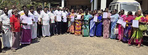 கடலூா் ஆட்சியா் அலுவலகத்தில் திங்கள்கிழமை மனு அளிக்க வந்த பழங்குடி மக்கள் நல சங்கத்தினா்.