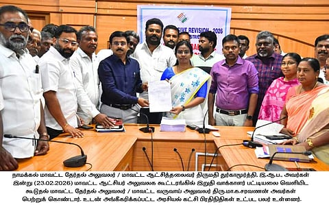 நாமக்கல் ஆட்சியரகத்தில் இறுதி வாக்காளா் பட்டியலை திங்கள்கிழமை வெளியிட்ட ஆட்சியா் துா்காமூா்த்தி. உடன், தோ்தல் அதிகாரிகள், அங்கீகரிக்கப்பட்ட அரசியல் கட்சியினா்.