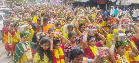 காளியம்மன் கோயில்  திருவிழாவையொட்டி, திங்கள்கிழமை  நடைபெற்ற பால்குட ஊா்வலம்.