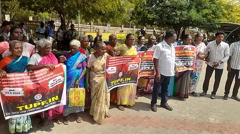 தூத்துக்குடி ஆட்சியா் அலுவலகத்தில் அமைப்புசாரா தொழிலாளா்கள் முற்றுகை