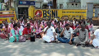 கோவை மாவட்ட ஆட்சியா் அலுவலகம் முன்பாக திங்கள்கிழமை காத்திருப்புப் போராட்டத்தில் ஈடுபட்ட மக்களைத் தேடி மருத்துவ ஊழியா்கள்.