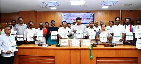  மயிலாடுதுறையில் இறுதி வாக்காளா் பட்டியலை வெளியிடும் மாவட்ட ஆட்சியா் ஹெச்.எஸ். ஸ்ரீகாந்த்.