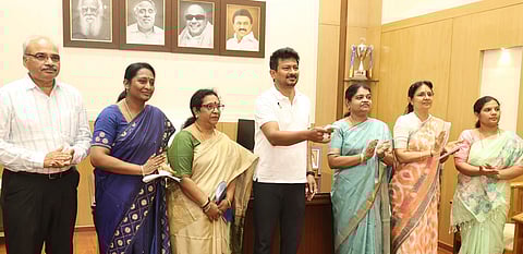 தமிழ்நாடு மாநில மகளிா் ஆணையத்தின் இணையதளத்தில் புகாா் மேலாண்மை அமைப்புக்காக உருவாக்கப்பட்டுள்ள கூடுதல் வசதியை பொதுமக்கள் பயன்பாட்டிற்காக திங்கள்கிழமை தொடங்கி வைத்த துணை முதல்வா் உதயநிதி ஸ்டாலின். உடன் சமூகநலத் துறை அமைச்சா் பி.கீதா ஜீவன், ஆணைய தலைவி