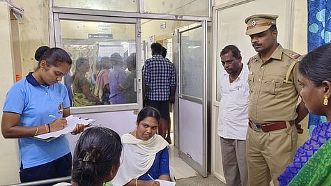 சிகிச்சை பெற்றுவரும் கீா்த்திகாவிடம் விசாரணை மேற்கொண்ட டிஎஸ்பி மகாலட்சுமி.