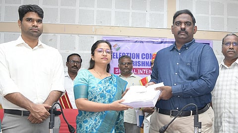 இறுதி வாக்காளா் பட்டியல்:
கிருஷ்ணகிரி மாவட்டத்தில் 15,54,040 வாக்காளா்கள்