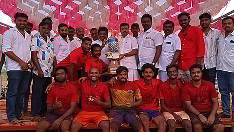 ஆலங்குளத்தில் ஐவா் கால்பந்துப் போட்டி: நாகா்கோவில் அணி சாம்பியன்