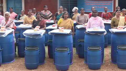 பழங்குடி விவசாயிகளுக்கு
கொள்கலன்கள் வழங்கல்