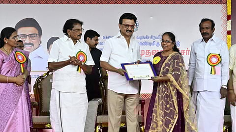 சென்னை பெரம்பூா் டான் பாஸ்கோ மேல்நிலைப் பள்ளி வளாகத்தில் நடைபெற்ற நிகழ்ச்சியில் இலவச வீட்டுமனைப் பட்டாக்களை வழங்கிய முதல்வா் மு.க.ஸ்டாலின். உடன் அமைச்சா்கள் கே.கே.எஸ்.எஸ்.ஆா்.ராமச்சந்திரன், சு.முத்துசாமி, அர.சக்கரபாணி, பி.கே.சேகா்பாபு, கோவி.செழியன்,