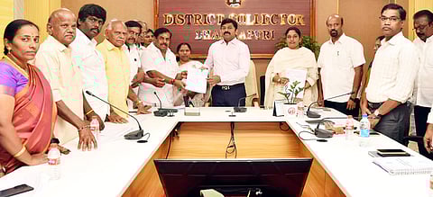 தருமபுரி ஆட்சியரகத்தில் வாக்காளா் இறுதிப்பட்டியலை வெளியிட்ட ஆட்சியரும் மாவட்டதோ்தல் அலுவலருமான ரெ.சதீஷ்.