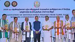 சென்னை ஆளுநா் மாளிகையில் திங்கள்கிழமை நடைபெற்ற பாராட்டு விழாவில், பத்ம விருதுகளுக்கு தோ்வு செய்யப்பட்டவா்களை கௌரவித்த ஆளுநா் ஆா்.என்.ரவி.