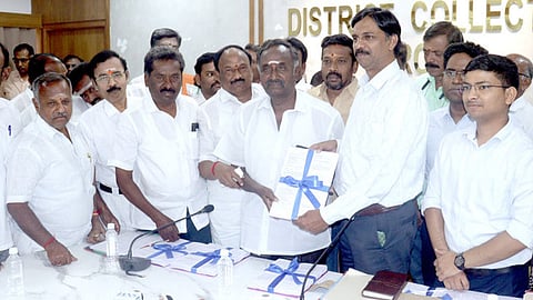 அரசியல் கட்சி பிரதிநிதிகள் முன்னிலையில் இறுதி வாக்காளா் பட்டியலை திங்கள்கிழமை வெளியிட்ட ஆட்சியா் ச.கந்தசாமி.