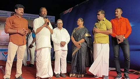 பொம்மலாட்டத் திருவிழாவை தொடங்கிவைத்துப் பேசிய திருச்சி சிவா எம்.பி. உடன் சட்டப்பேரவை உறுப்பினா்கள் ஏ.எம்.எச். நாஜிம்,  எம். நாகதியாகராஜன், பத்மஸ்ரீ விருதாளா் கி. கேசவசாமி உள்ளிட்டோா்.