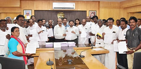 கரூர் மாவட்ட ஆட்சியர் அலுவலகத்தில் அனைத்துக் கட்சிகளின் பிரதிநிதிகள் முன்னிலையில் இறுதி வாக்காளர் பட்டியல் வெளியிடுகிறார் மாவட்ட ஆட்சியரும், தேர்தல் அலுவலருமான மீ. தங்கவேல். 