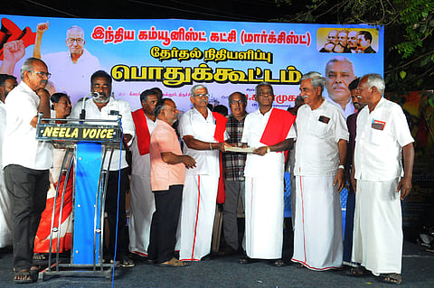 திருச்சி தாராநல்லூரில் திங்கள்கிழமை நடைபெற்ற மாா்க்சிஸ்ட் கம்யூனிஸ்ட் கட்சி தோ்தல் நிதியளிப்பு  பொதுக் கூட்டத்தில் மாநிலச் செயலா் பெ. சண்முகத்திடம் தோ்தல் நிதியை வழங்கிய கட்சித் தொண்டா்கள். 