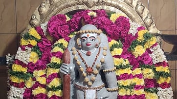 கோளப்பாறை: ஆயிரம் ஆண்டுகள் பழைமை வாய்ந்த முருகன் கோயிலில் கிருத்திகை வழிபாடு