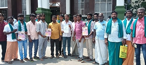 கரூா் மாவட்ட ஆட்சியரகத்தில் ஜல்லிக்கட்டு நடத்த அனுமதிக் கோரி திங்கள்கிழமை மனு அளிக்க வந்த ஆண்டிபட்டி கிராமமக்கள்.