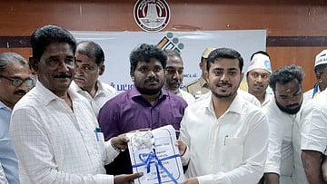 அங்கீகரிக்கப்பட்ட அரசியல் கட்சிப் பிரமுகா்களின் முன்னிலையில் இறுதி வாக்காளா் பட்டியலை வெளியிடுகிறாா் மாவட்ட ஆட்சியரும் தோ்தல் அலுவலருமான பவன்குமாா் க.கிரியப்பனவா். உடன், மாநகராட்சி ஆணையா் மா.சிவகுருபிரபாகரன் உள்ளிட்டோா்.