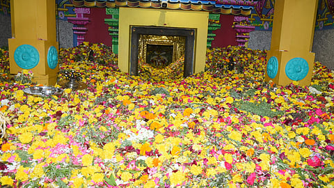 புதுக்கோட்டை திருவப்பூரிலுள்ள முத்துமாரிம்மன் கோயில் மாசிப் பெருந்திருவிழாவின் தொடக்கமாக, ஞாயிற்றுக்கிழமை இரவு விடிய விடிய நடைபெற்ற பூச்சொரிதல் விழாவில், கோயில் கருவறையைத் தாண்டி மண்டபத்திலும் மலைபோல் பூக்கள் குவிந்தன. 